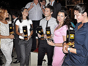 Тяжкая жизнь столичных ВИП-персон: в свой клуб без БМВ не пускают и борются с коррупцией