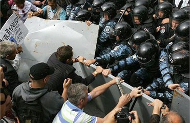 Участников шествия на День Независимости арестовали в Киеве