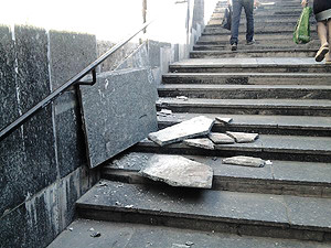 В центре Донецка обрушилась часть подземного перехода