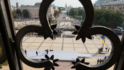 Флаг Украины подняли на Софиевской площади 