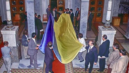 Депутаты вносят флаг в Верховную Раду 24 августа 1991 года