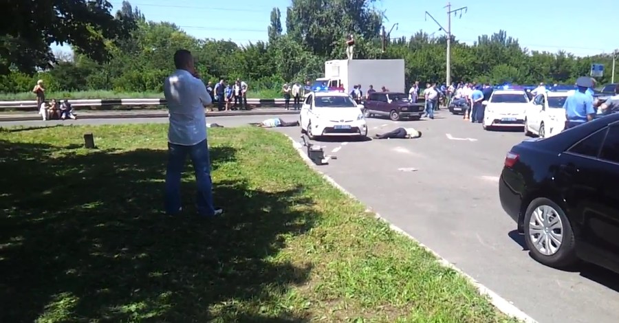 Возле донецкого вокзала расстреляли гаишников