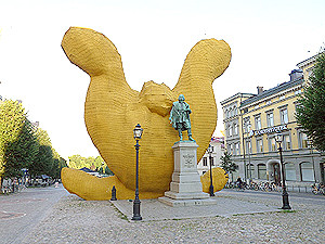 В центре шведского городка поселился гигантский желтый кролик