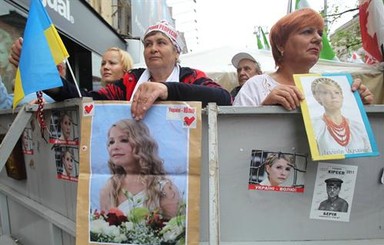 Под Печерским судом подрались сторонники и противники Тимошенко