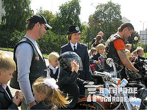 Киевские байкеры попросили школьников запомнить правила поведения на дороге и усадили на 