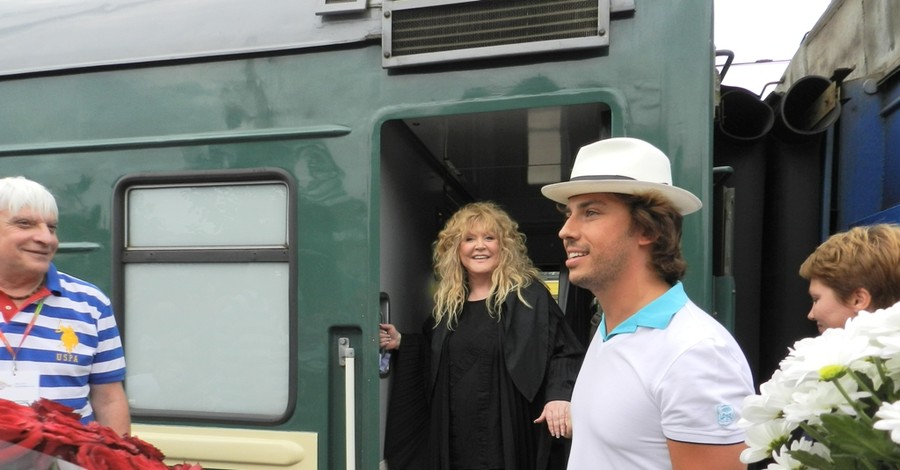 Крым встретил Пугачеву и Галкина караваем и букетом красных роз