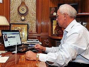 Азаров сходил на встречу с известными блогерами