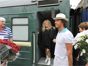 Крым встретил Пугачеву и Галкина караваем и букетом красных роз