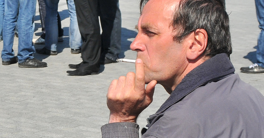 Губернатор объявил курильщикам войну