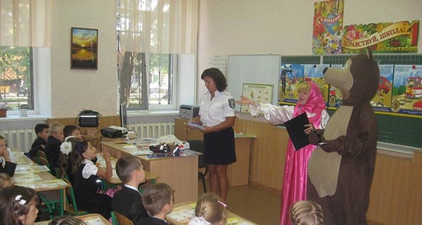 Сказочные герои научили первоклашек переходить дорогу