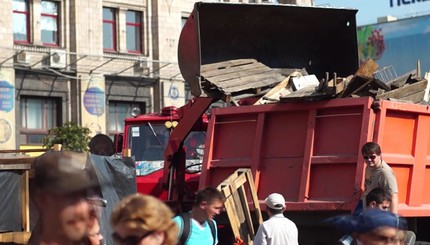 Киевляне и коммунальщики убирают на Майдане