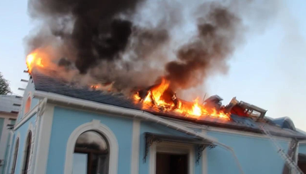 В Луганске из-за обстрела загорелся храм