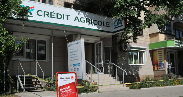 Донецкая милиция ищет улики в ограбленном банке