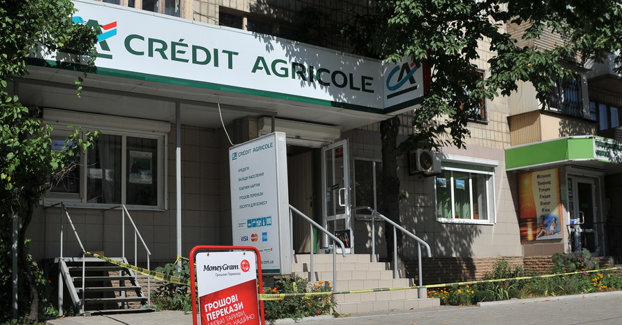 Донецкая милиция ищет улики в ограбленном банке