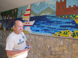 Крымчанин собрал огромную мозаику из бутылочных крышек