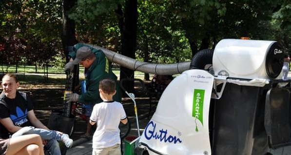 Супер-машина сосет мусор из урн в центре Донецка