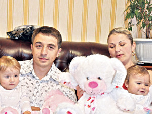 Семья киевлян уверена, что одну из их тройняшек подменили в роддоме на мертвую девочку