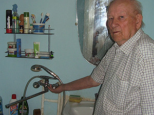 Ветеранам отключили горячую воду. Старики мучаются три месяца