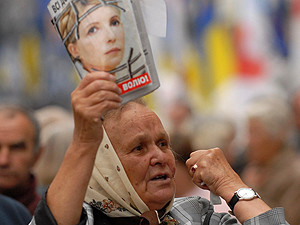 На суд к Тимошенко депутаты пришли с цветами