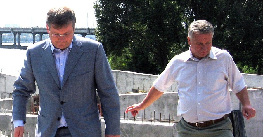 Губернатор зарабатывает по 50 тысяч гривен в месяц, а мэр - вдвое меньше