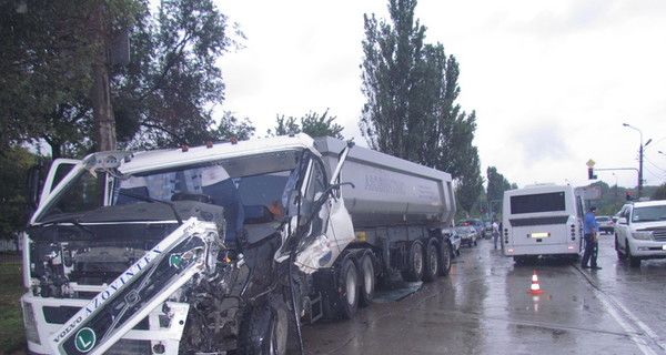 На Донетчине фура влетела в пассажирский автобус и счесала себе 