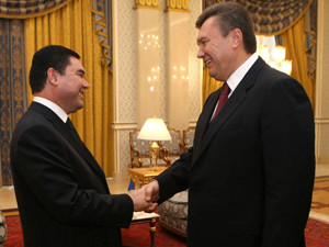Янукович поехал в Азию за дешевым газом 