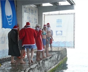 С ялтинского пирса сиганули в море Санта-Клаусы в семейках