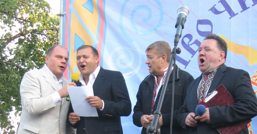 Добкин пострелял из арбалета и спел с министром культуры