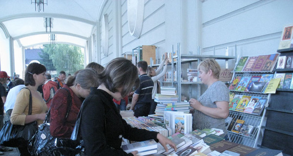 На Форуме издателей Фоззи сыграет в футбол за писателей, а Ольга Сумская представит кулинарную книгу