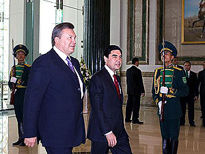 В Туркменистане Виктор Янукович искал запах денег и сажал дерево