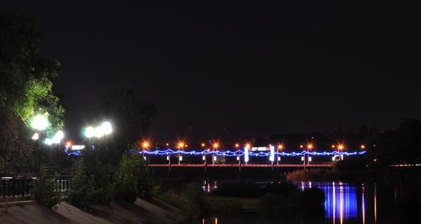 Центр Донецка украсили новогодними гирляндами