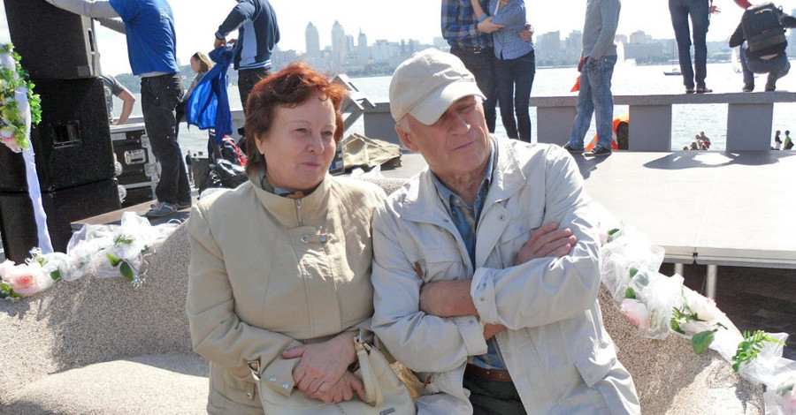 Студентам помогает лев, влюбленным - каменный диван