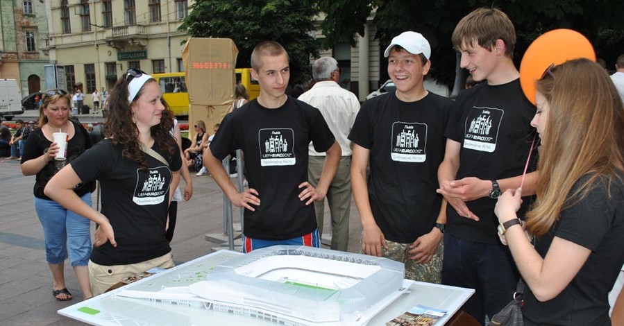 Львов набирает волонтеров к 