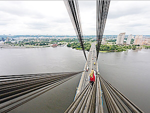 Экстрим с риском для жизни: российские крышелазы прошлись по вантам Московского моста