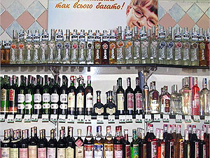 Опасная реклама на Березняках: водкой в магазинах уже восхищаются дети