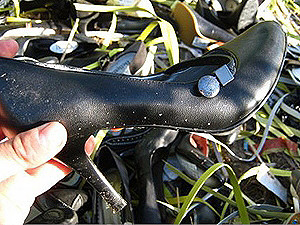 В лесах под Киевом валяются груды кожаной обуви с бирками