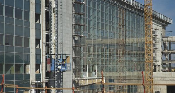 Здание донецкого аэропорта завесили сотнями 