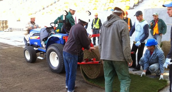 На львовском стадионе начали стелить газон к Евро