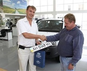 В Донецких автосалонах можно получить номера и зарегистрировать машину