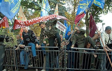 Митингующие афганцы до сих пор не разблокировали двери Рады 
