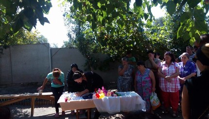 Похороны 9-летней девочки, которую убили в селе Лощиновка
