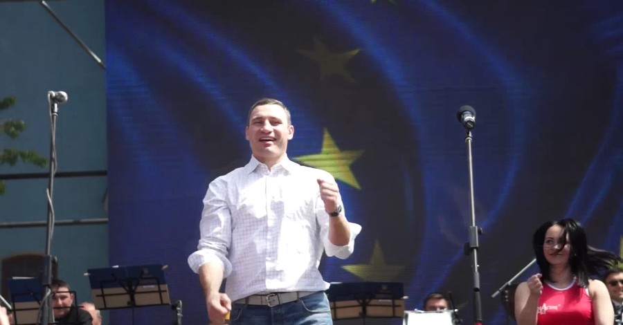 Братья Кличко провели танцевальную зарядку 