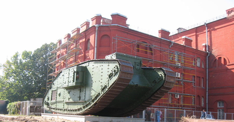 Танки на площади Конституции сменили прописку в четвертый раз