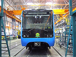 Киевлянам показали вагоны метро на Троещину и пообещали скрестить трамвай с электричкой