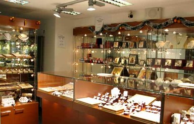 На Донетчине грабители в панамках обчистили ювелирный салон