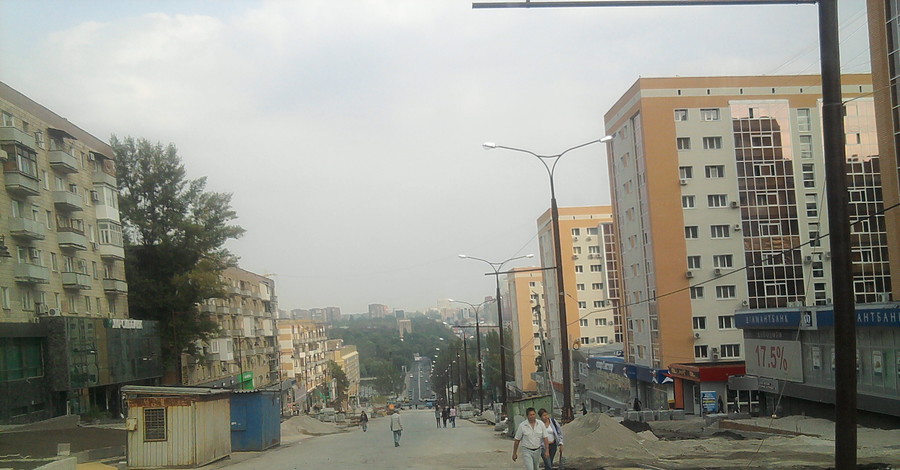 На центральной улице Донецка высадят экзотические деревья