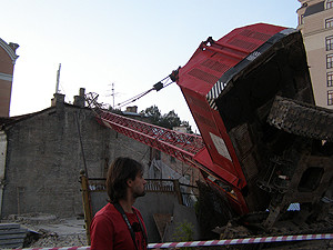 Строительный кран упал на жилой дом по вине рабочих