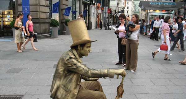Римлянам запретят притворяться статуями