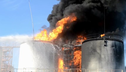 На нефтебазе под Киевом горят уже 17 резервуаров
