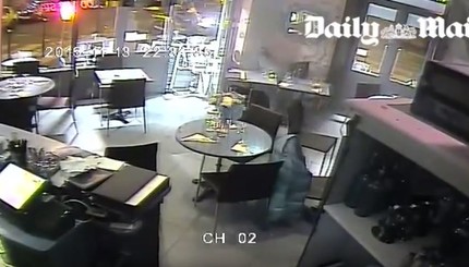 Нападения на кафе: первые кадры парижских атак 13 ноября